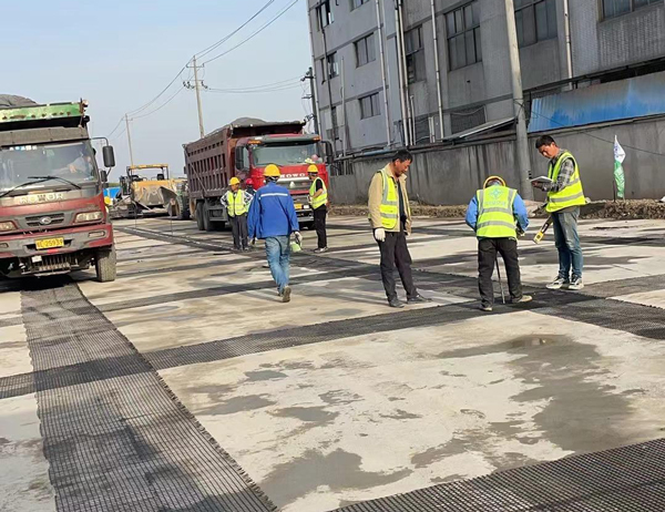 宜黄老材料的新故事:玻璃纤维土工格栅如何在‘白改黑’浪潮中重获新生?